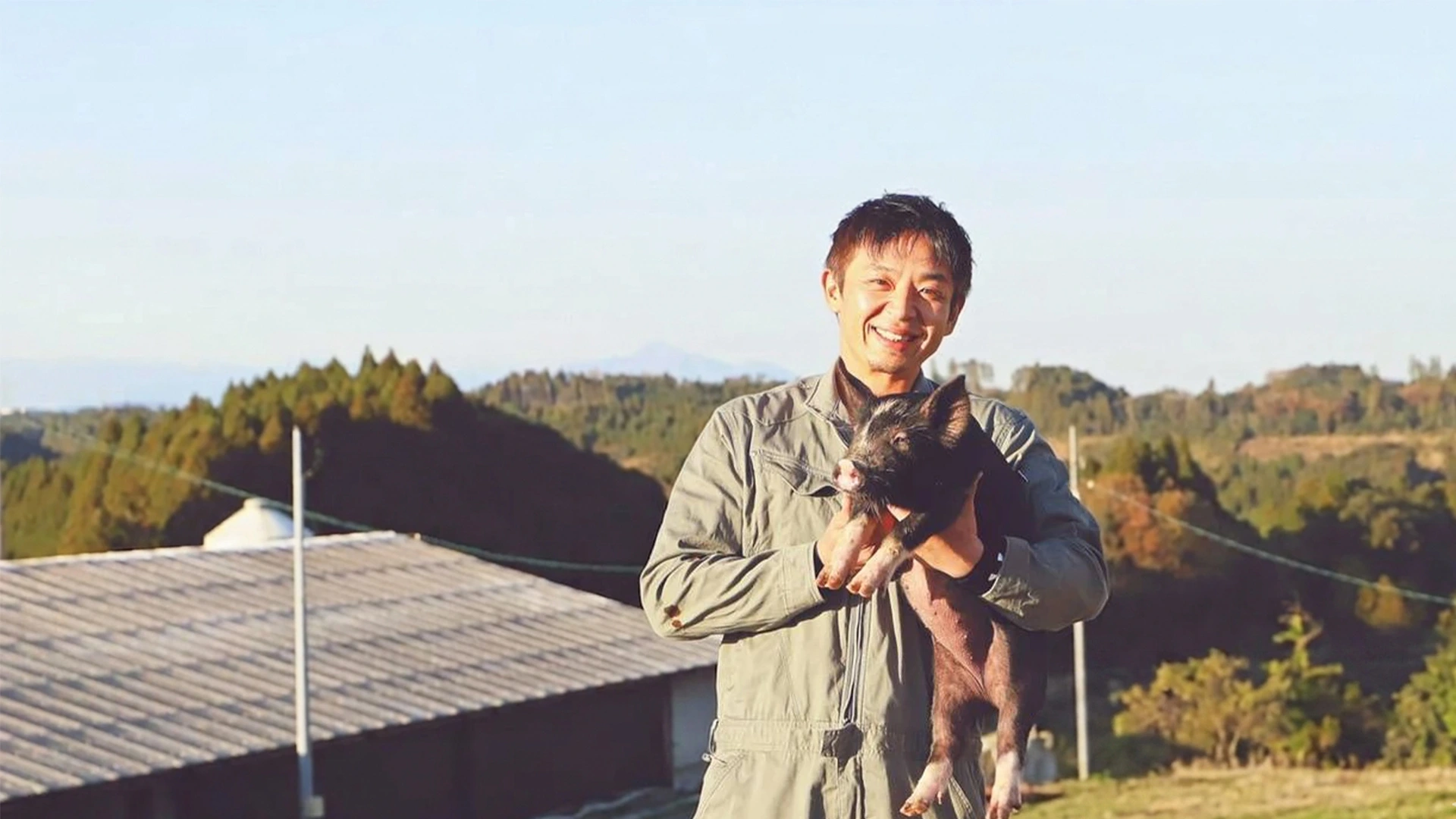 アオキ畜産で働く様子